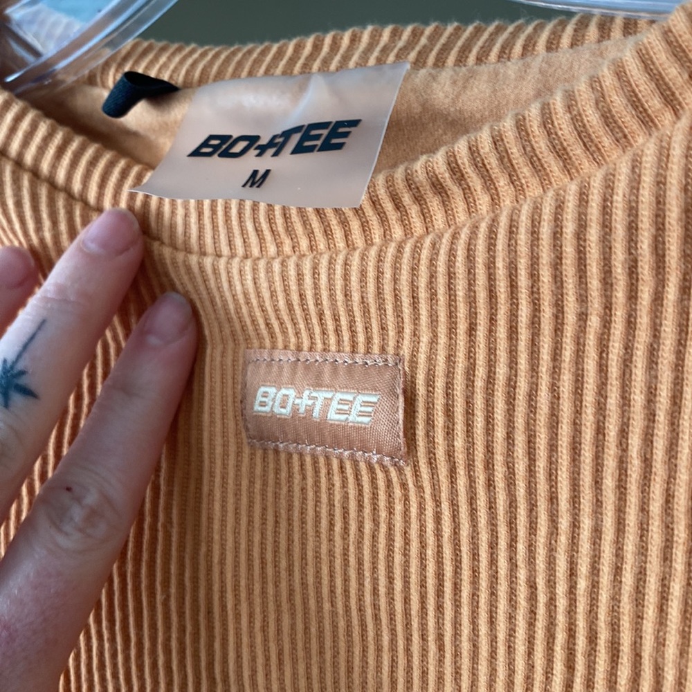 Bo + Tee / Ribbed Pullover Crop Top in Caramel - Picture 2 of 4